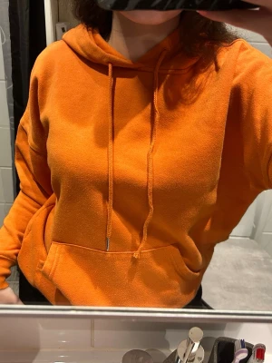 Orange hoodie - Orange hoodie från New look i storlek S. Inga hål / skador eller fläckar. Lite nopprig (se bild) men går säkerligen att ta bort