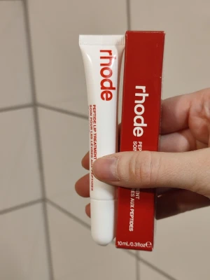 Rhode Peptide Lip Tint - Strawberry Glaze - Rhode Peptide Lip Tint i doften Strawberry Glaze. Helt ny i förpackningen!