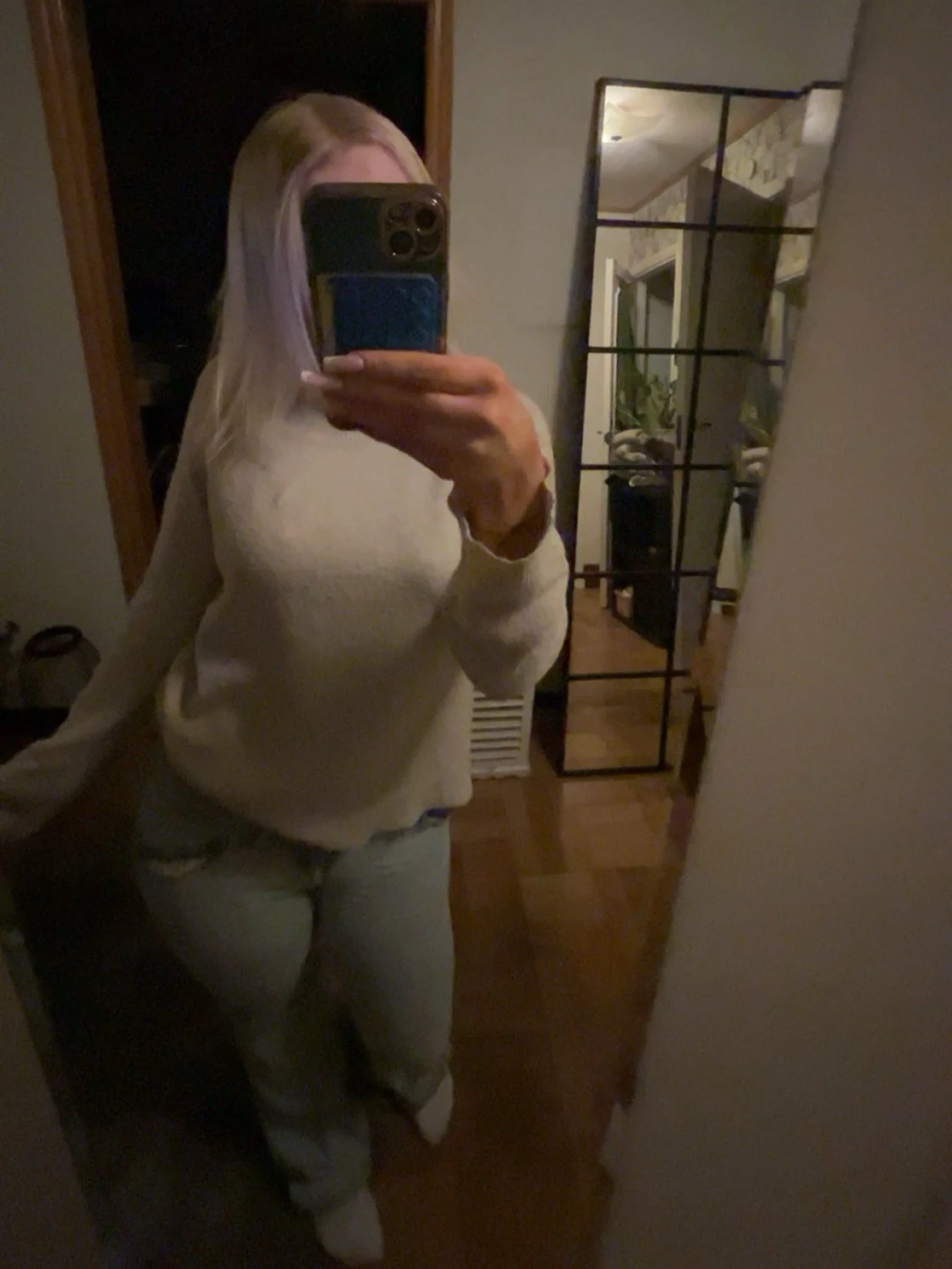 Beige stickad tröja med rund hals - 1