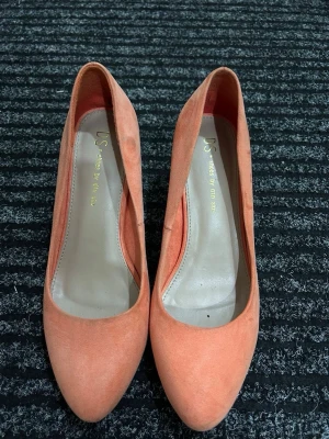 Klackskor - Snygga klackskor i korallrosa, i storlek 36 från Din Sko. 