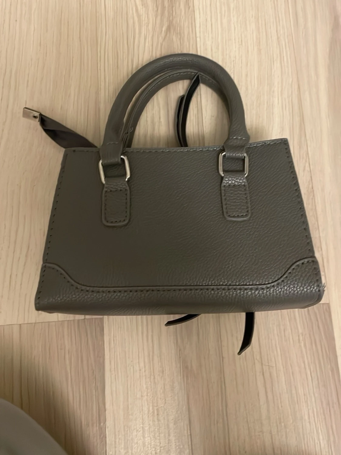 Grå handväska i skinnimitation - 1