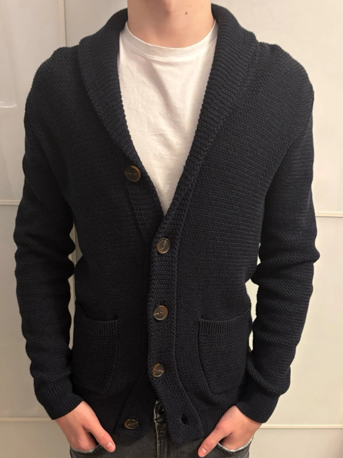 Mörkblå stickad kofta med knappar