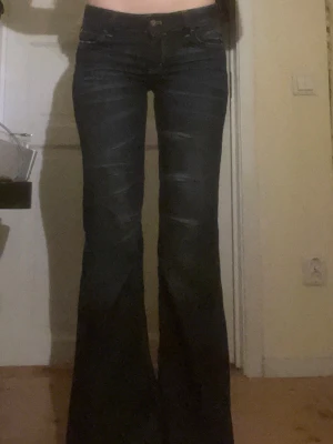 Cheap monday jeans  - Mörkblåa bootcut jeans från cheap monday. Knappt använda och slutsålda på hemsidan!!🫶🏼🫶🏼