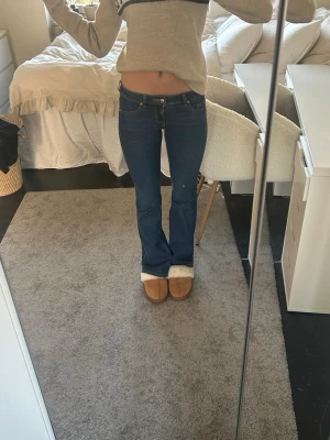 Low waist bootcut jeans  - ett par snygga lågmidjade jeans från H&M utan några detaljer på fickor. Skickar mått vid behov men jag är 170 cm och har vanligtvis storlek S-Xs. Inga defekter