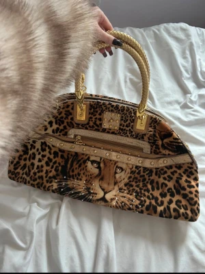 Leopard väska  - Vintage leopard väska supersnygga. Lite trasig på tygen i insidan💕