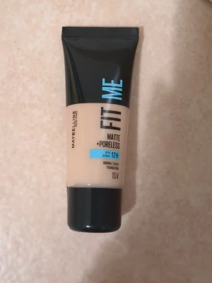 Maybelline Fit Me Matte Foundation 104 - HELT NY☺️Maybelline Fit Me Matte + Poreless foundation i nyansen 104. Flytande formula som passar normal till oljig hud. Kommer i en svart och beige tub med blå text, innehåller 30 ml. Ger ett matt och slätt resultat i upp till 12 timmar. 