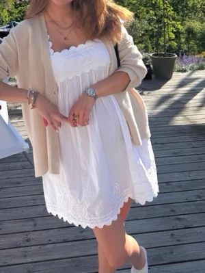 Juliet Dunn klänning - Säljer min fina studentklänning från juliet dunn!!! Bara använd en gång och en mycket populär klänning till studenten! Så fint skick, köpt för 3500kr