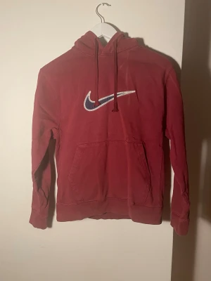 Röd Nike hoodie(pris kan diskuteras) - Snygg röd Nike hoodie. Säljs eftersom att jag växt ur den. Har använts ganska mycket.
