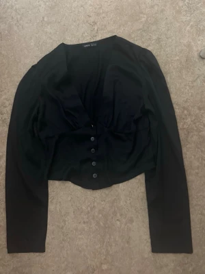 Svart Blus  - Svart blus, storlek S kan även funka för en xs, aldrig använt den. 