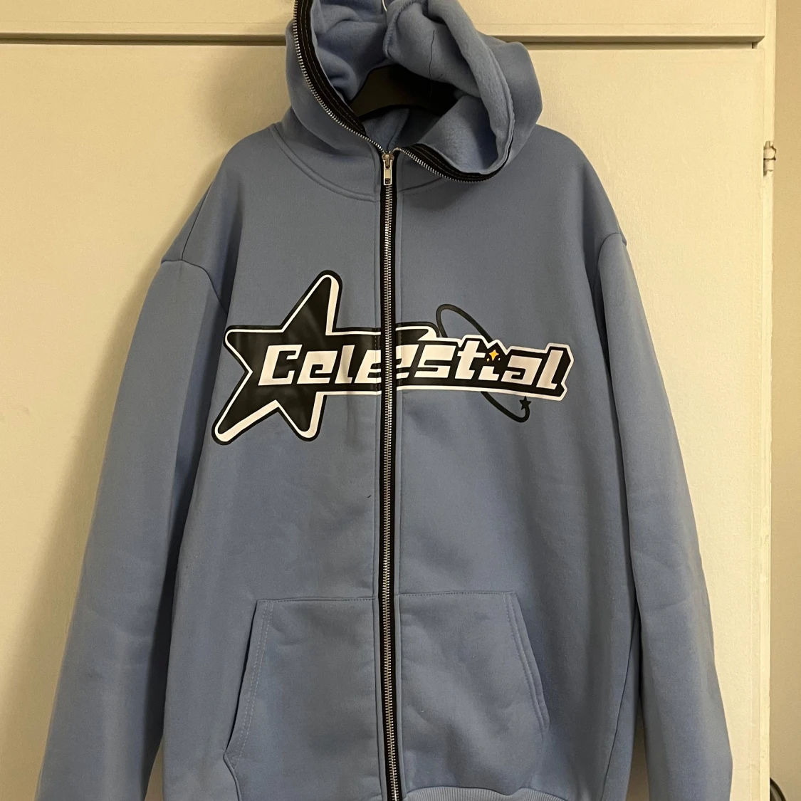 Blå hoodie med Celestial-tryck