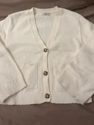 vit kofta  - vit kofta med knappar som varit väldigt trendig ett tag!🤍