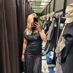 SÖKER - Söker denna klänning från Zara. Storlek S eller M
