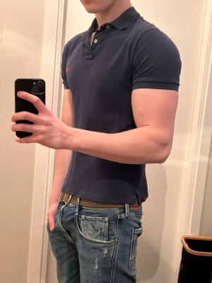 Mörkblå piké | Ralph Lauren - Några små hål men annars felfri, krymt lite i tvätten så skulle säga xs/s. Modellen är 182 och väger 77 kg 