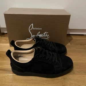 Christian loubotin - Svarta skor från Christian loubotin. Stilrena skor som ser väldigt bra ut med en röd sula vid. frågor så är det bara att skicka meddelande! 
