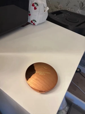 Revolution Pro Glow Edit Cream Bronzer - Revolution pro bronser i färgen ” BRONZE” endast testad på handen och kan skicka bilder inuti!!😊