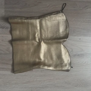 Guldig topp - Guldig topp från Zara🤩🥰knappt använd