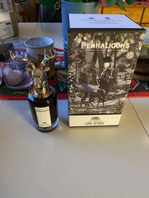 Penhaligon's Lord George parfym - Unik parfym från Penhaligon's Portraits-serie, The Tragedy of Lord George. Flaskan har en cool hjorthuvud-design och levereras i originalförpackning. Perfekt för dig som vill sticka ut med stil.