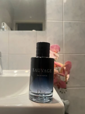 Dior Sauvage EDP 100 ml - Dior Sauvage EDP parfym. Ca 90 ml kvar. Nypris: 1400kr. På köpet ingår även 1 ml creed aventus provspray.