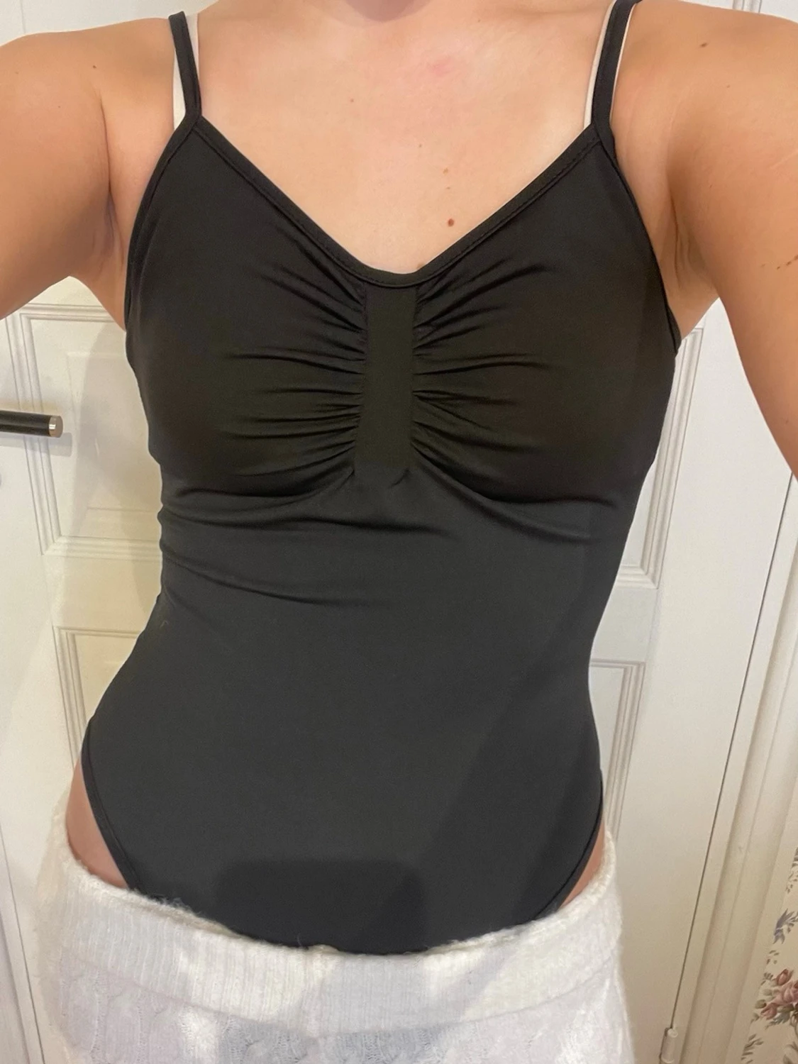 Svart body med smala axelband - 1