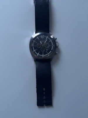 Champion kronograf – Challenger C3128 - Snygg Champion kronograf i stål. Quartzverk, flera urtavlor och sportig design. Fungerar som den ska. Armbandet är slitet men går enkelt att byta. Perfekt vardagsklocka. 