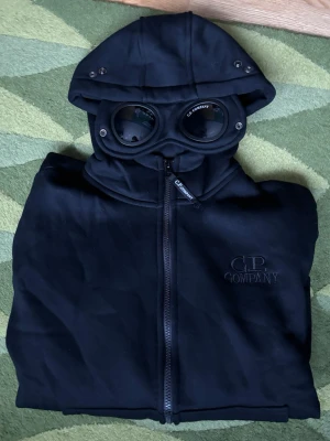 Cp company zip up - Plasten på ögonen är kvar, taggen på insidan är lite riven men syns givet inte när den är på. För lite för mig så säljs. Bara en defekt annars helt ny i princip.