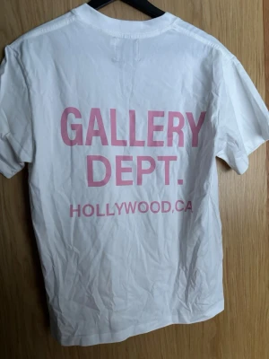  Gallery Dept t shirt - Snygg behöver bara strykas, för liten därför säljs