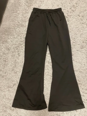 Supersköna svarta byxor med snygg passform - Supersköna svarta byxor med perfekt passform ✨ Resårmidja med dragsko för maximal komfort och en rak modell med lätt utsvängda ben som ger en trendig, smickrande look. En riktig vardagsfavorit som funkar lika bra hemma som stylad ute. Har aldrig använt de så de är i mycket bra skick och de är i storlek 158-164🖤