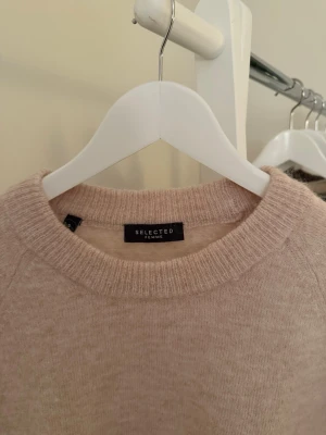 Beige stickad tröja  - Beige finstickad tröja i ull, alpacka och polyester i storlek s ifrån selected femme😇😇 kan tänka mig att gå ner i pris