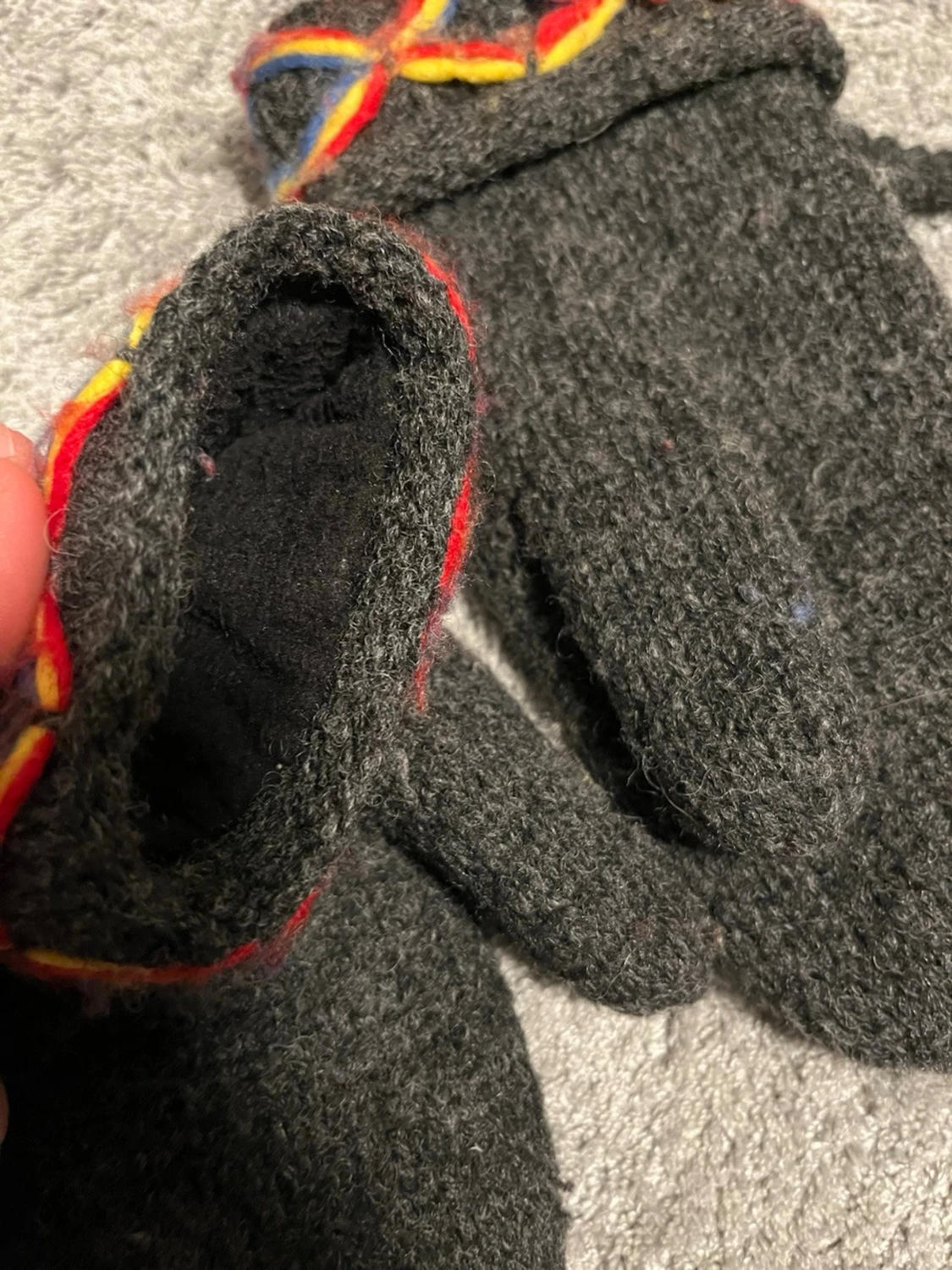 Mörgråa ullvantar med broderad kant - 2