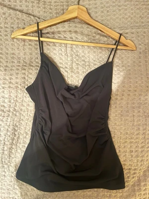 Svart linne från BikBok med draperad midja - Svart linne från BikBok, justerbara axelband och en draperad midja. 