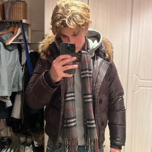 Moncler bulgare fur puffer - Säljer denna äkta mörkbruna pufferjacka från Moncler med glansig finish och huva med pälskant. Jackan har stora knappar framtill, ribbade muddar och en klassisk Moncler-logga på insidan. Perfekt för kalla dagar när du vill hålla stilen. Köpsbevis från KASPERSHEAT finns. Säljer för 3800 men kan gå ner i pris vid snabb affär!