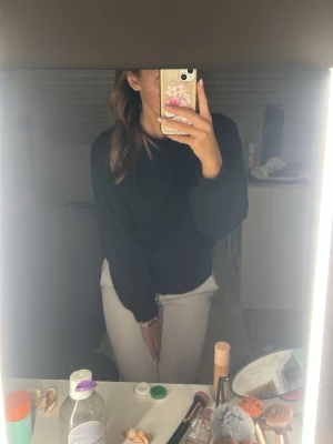 Svart stickad tröja  - En svart stickad tröja  med rund halsringning och långa ärmar. Tröjan har en klassisk och enkel design som är lätt att matcha med olika outfits. Perfekt för kyligare dagar och supermjuk mot huden.