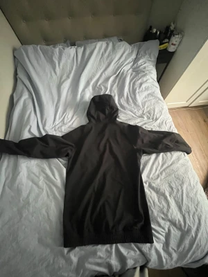 Snowboard Jacka från Warp  - Säljer en Snowboardjacka från Warp som är riktigt snygg när du t.ex åker skidor/snowboard eller bara är ute på stan o chillar med polare. Storleken på jackan är S