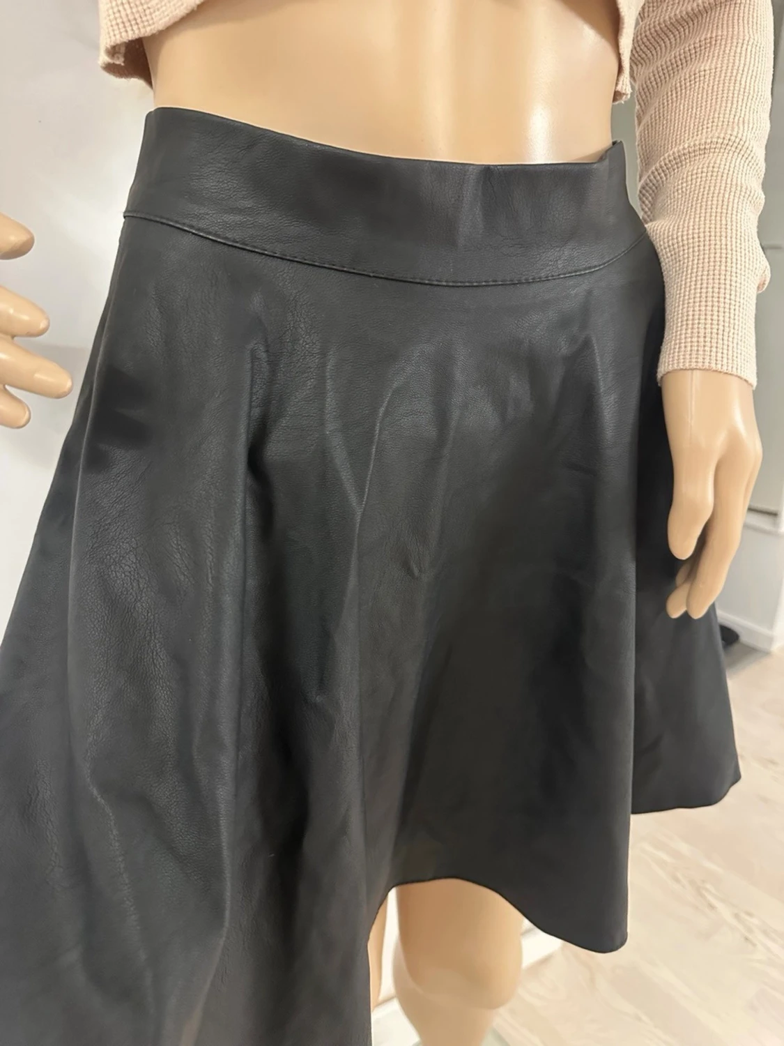 Svart skinnkjol med dragkedja - 2