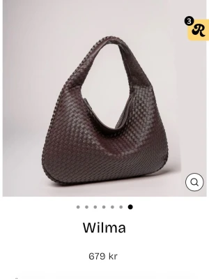 Brun handväska Wilma i skinn - Säljer en snygg brun handväska från Wilma med flätad design och mjukt, rundat handtag. Säljer så jag fick två. Rymlig och helt oanvänd. Nypris 680 kr