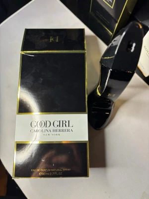 Good Girl Eau de Parfum 80ml - Stilren och ikonisk parfym från Carolina Herrera, New York. Flaskan rymmer 80 ml och har en unik design som sticker ut i samlingen. Perfekt för dig som vill ha något extra på hyllan.