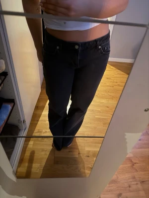 Svarta wide jeans från NA-KD, stl 38 - Säljer ett par svarta jeans från NA-KD i storlek 38 då dem dessvärre aldrig kommer till användning . Modellen har en wide passform med raka ben. Endast använda 2 ggr💕 