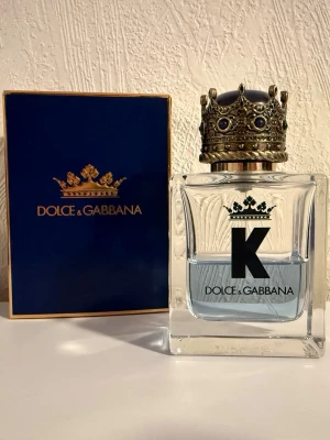 Dolce & Gabbana K parfym - Stilren parfym med kunglig känsla från Dolce & Gabbana. Flaskan har en unik krona som lockar till sig uppmärksamhet. Perfekt för dig som vill sticka ut och visa din personlighet. Cirka halva flaskan kvar!
