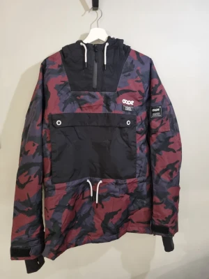 Dope skidjacka stl S - Säljer en Dope skidjacka i storlek S som bara blivit använd två gånger. Det är en Annok W i färgen purple haze.   Nypris 1699:-, men säljer för 1000:-.   Jackans funktioner: - Ventilation under ärmarna - Midjeficka - Liftkortsficka - Handledsmuddar - Dragsko i midjan  Den har en mellanviktsvaddering och yttertyget är gjort i 100% nylon.   Finns att hämta i Hornstull i Stockholm!  Kan frakta, men då står köparen för frakten 😊