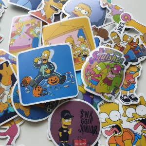 The Simpsons Klistermärken Set - Unikt set med 27 färgglada klistermärken med motiv från The Simpsons. Perfekt för att dekorera laptop, mobil, surfplatta eller anteckningsbok. Klistermärkena är i nyskick, med tydliga tryck och starka färger. Inga synliga defekter eller slitage.