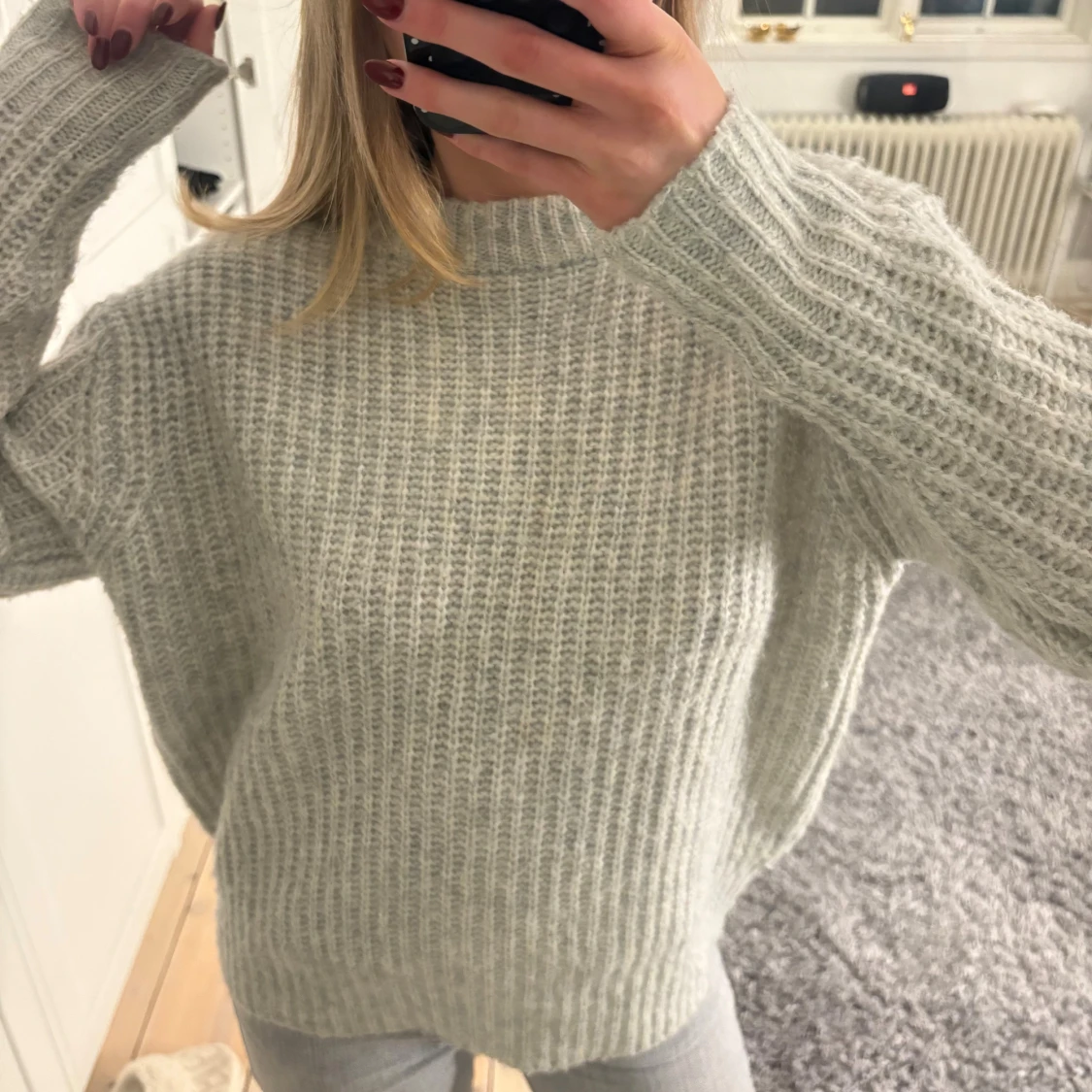 Ljusgrå stickad tröja med hög hals - 2