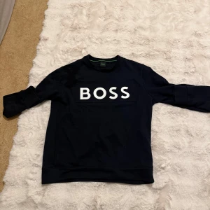 Mörkblå sweater från BOSS - Boss sweater som är mörklblå. Använd ett par gånger