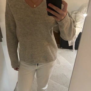 Grå stickad tröja - Jättemysig stickad tröja med v-ringning. 
