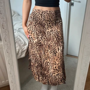 Kjol <3 - Fin kjol med leopardmönster, storlek 34 från Gestuz. Den har en kortare underkjol. Dragkedja på sidan. Slits på sidan. Fint skick <3
