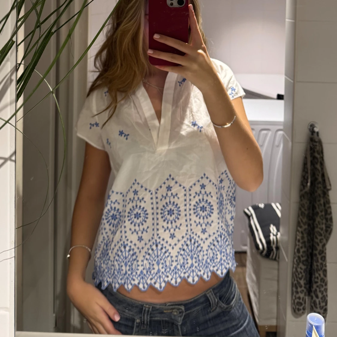 Vit blus med blå broderi och v-ringning - 2