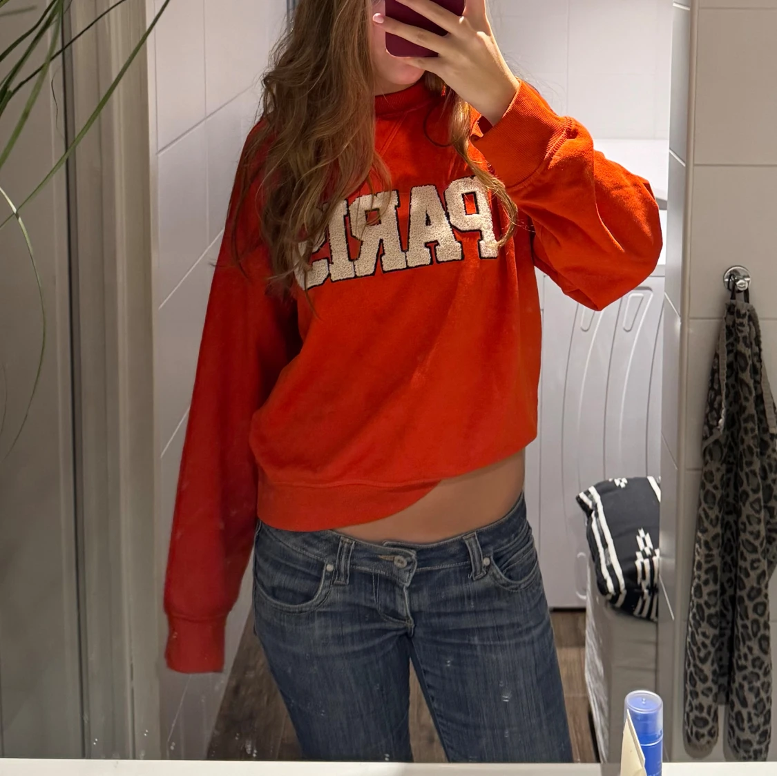 Röd croppad sweatshirt med PARIS-tryck