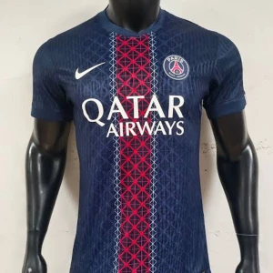 PSG blå fotbollströja Nike - Snygg PSG fotbollströja från Nike i mörkblått med rött och vitt geometriskt mönster längs mitten. Tröjan har korta ärmar, rund hals och Qatar Airways tryck på bröstet. Materialet är lätt och andas, perfekt för träning eller match.