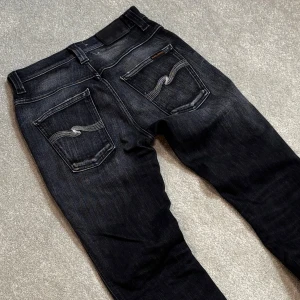 Nudie Jeans - Nudie jeans! | Modell: Slim Jim | Skick: 9/10 Mycket bra! | Nypris ca 2500kr | Mitt pris 799kr | Midjebredd: 37 cm. Ytterbenslängd: 107 cm | Kom gärna pm vid frågor eller funderingar | Postas eller möts upp i Gävle!