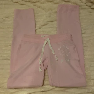 Rosa mjukisbyxor Abercrombie & Fitch XS - Säljer ett par ljusrosa mjukisbyxor från Abercrombie & Fitch i storlek XS. Byxorna har vit snörning i midjan, sidofickor och tryckt logga på ena benet. Pris diskuteras ❣️