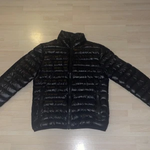 Svart Peak Performance Ward Liner M - Säljer min peak performance ward liner i svart, storlek M. Jackan är i mycket bra skick. Knappt använd, inga fläckar eller slitage. Ny pris 2500 kr